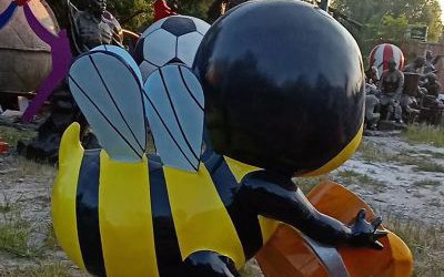 學(xué)校景區(qū)倒蜂蜜玻璃鋼彩繪卡通童趣仿真動(dòng)物蜜蜂雕塑