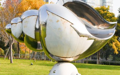 廣場(chǎng)草坪上擺放的殘缺的戶外景觀玻璃鋼海螺雕塑