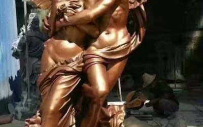 海邊景區擺放玻璃鋼仿銅西方人物雕塑