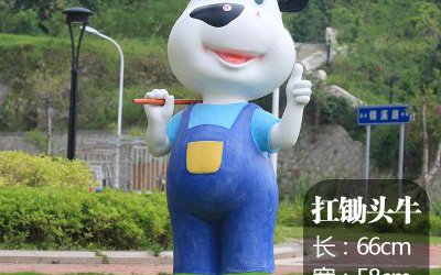 園林一只扛鋤頭的玻璃鋼牛雕塑