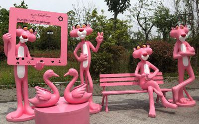 庭院公園戶外卡通粉紅豹組合玻璃鋼粉紅豹雕塑