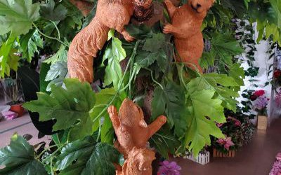 叢林樹(shù)上的三只玻璃鋼仿真動(dòng)物松鼠雕塑