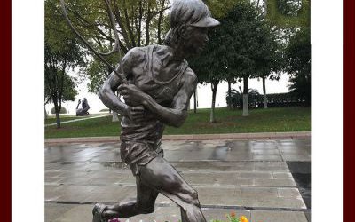 學(xué)院廣場打網(wǎng)球的運(yùn)動(dòng)員玻璃鋼仿銅雕塑