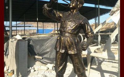 景區玻璃鋼仿銅吹號角的八路軍雕塑