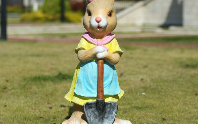 步行街一只拿鐵鍬的玻璃鋼卡通兔子雕塑