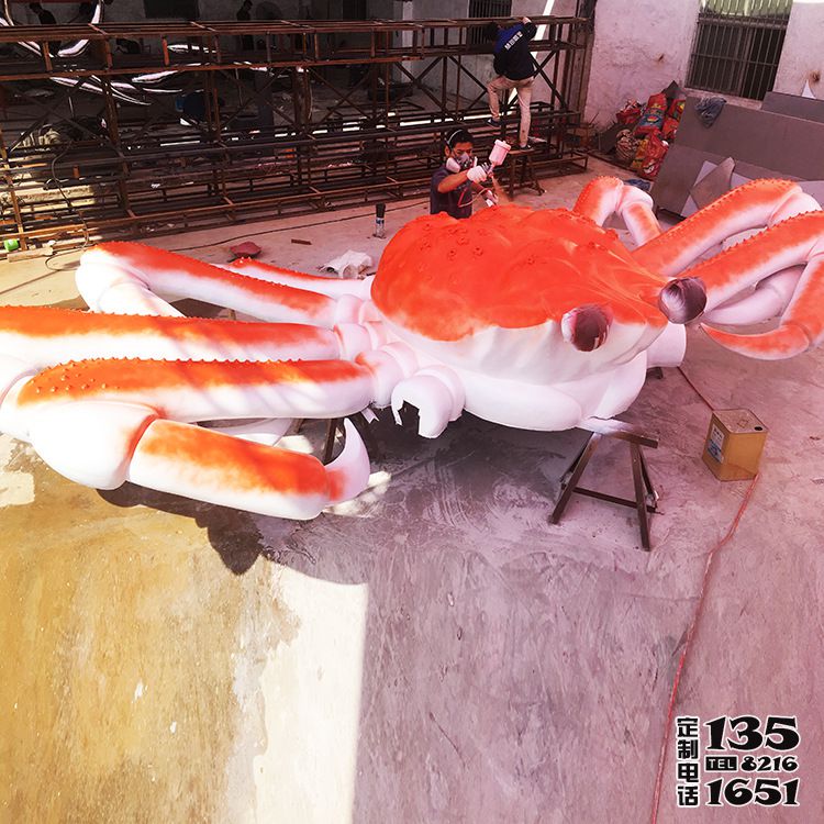 公園擺放的紅色的玻璃鋼創(chuàng)意螃蟹雕塑 公園擺放的紅色的玻璃鋼創(chuàng)意螃蟹雕塑