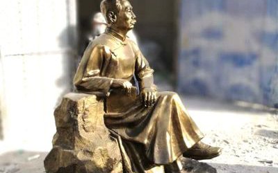 公園景區(qū)玻璃鋼仿銅坐著的魯迅雕塑