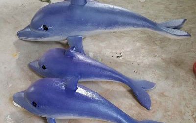 海邊三只玻璃鋼彩繪海豚雕塑