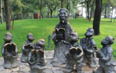 公園草坪創意玻璃鋼晨讀的讀書雕塑