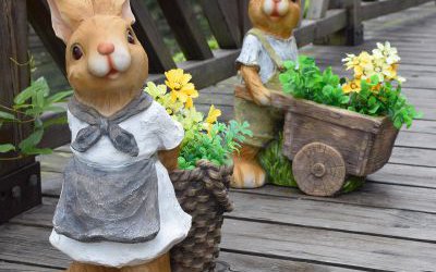 園林兩只采花的玻璃鋼彩繪兔子雕塑