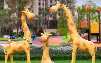 游樂(lè)場(chǎng)玻璃鋼三只卡通長(zhǎng)頸鹿雕塑