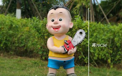 園林草坪上擺放著拿電鋸的玻璃鋼卡通光頭強雕塑