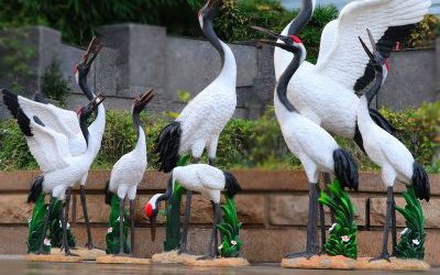 公園玻璃鋼彩繪成群結隊的仙鶴雕塑