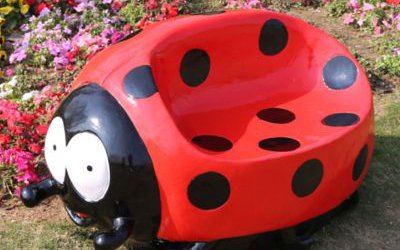 公園里擺放的玻璃鋼彩繪七星瓢蟲雕塑