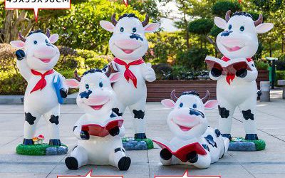 學(xué)校多只看書的玻璃鋼卡通奶牛雕塑