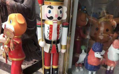 商場擺放玻璃鋼卡通迎賓人物雕塑