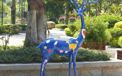 戶外園林一只站立的玻璃鋼彩繪藍(lán)色梅花鹿雕塑