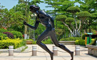 戶外玻璃鋼仿銅跑步的人物雕塑