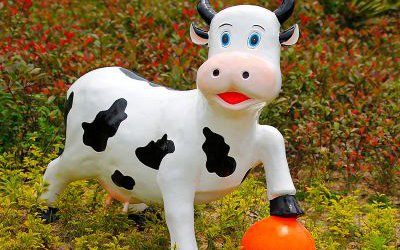 花園踩著球的玻璃鋼卡通奶牛雕塑