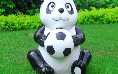 草坪玻璃鋼仿真抱著足球的熊貓雕塑