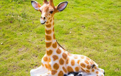 玻璃鋼彩繪戶外草坪一只臥著的卡通長頸鹿雕塑