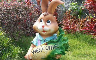 游樂(lè)園一只抱著蔬菜的的玻璃鋼卡通兔子雕塑