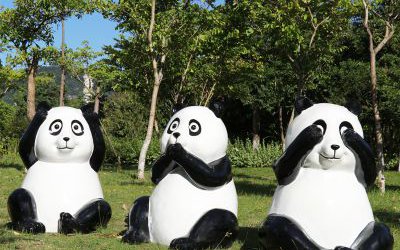 海邊觀光景區(qū)搞怪玻璃鋼熊貓雕塑
