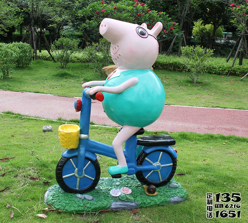 公園景觀(guān)玻璃鋼豬爸爸騎車(chē)雕塑