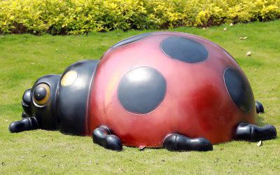 公園里擺放的一只紅色玻璃鋼噴漆七星瓢蟲(chóng)雕塑
