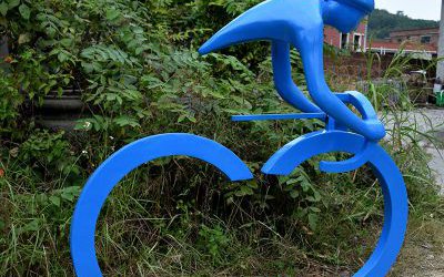 戶外景區(qū)玻璃鋼抽象創(chuàng)意運(yùn)動(dòng)騎自行車(chē)雕塑