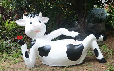 公園創意一只臥著玻璃鋼卡通奶牛雕塑