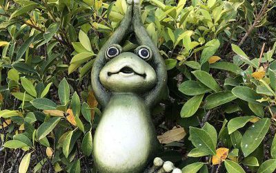 景區(qū)創(chuàng)意玻璃鋼青蛙雕塑