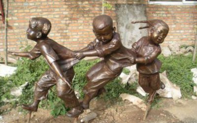 公園戶外玻璃鋼仿銅兒童老鷹抓小雞雕塑