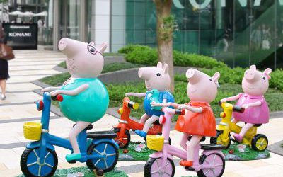 景區(qū)玻璃鋼彩繪卡通小豬佩奇一家雕塑