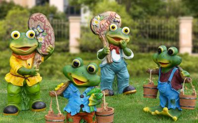 景區(qū)四只勞動的玻璃鋼青蛙雕塑