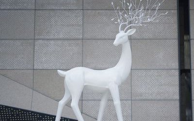 城市街道創(chuàng)意玻璃鋼白色梅花鹿雕塑