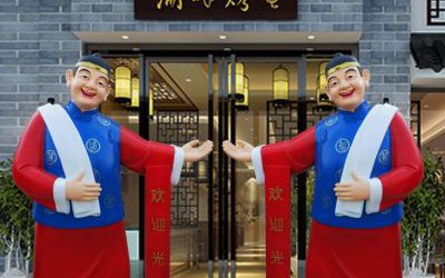 飯店門口擺放彩繪玻璃鋼迎賓店小二雕塑