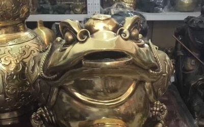 商場(chǎng)里擺放的玻璃鋼仿銅金蟾雕塑