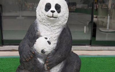 商業(yè)街店門口彩繪仿真玻璃鋼熊貓雕塑