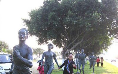 公園跑步人物小品景觀玻璃鋼仿銅雕塑