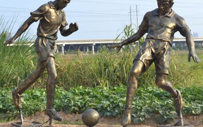 戶外廣場(chǎng)玻璃鋼仿銅踢足球的人物雕塑