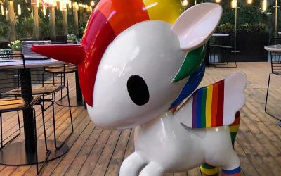 游樂場里擺放的彩色的玻璃鋼卡通獨角獸雕塑