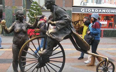 古代人物戶外廣場(chǎng)創(chuàng)意景觀玻璃鋼仿銅騎車雕塑