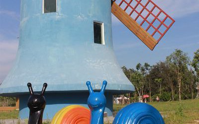 公園里擺放的的玻璃鋼彩繪蝸牛雕塑