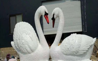戶外景區(qū)大型玻璃鋼仿真動物愛心天鵝雕塑