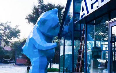 景區(qū)商場熊爬窗造型玻璃鋼幾何熊雕塑