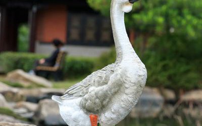 鄉村路上行走的玻璃鋼仿真天鵝雕塑