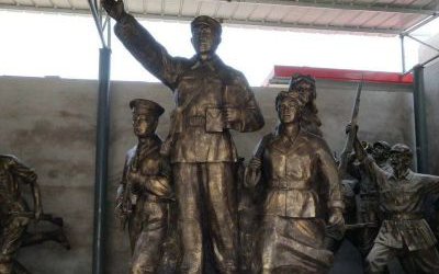 公園景區玻璃鋼仿銅揮手的八路軍雕塑