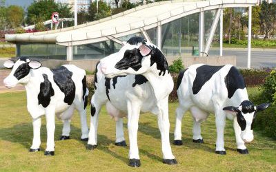 農場玻璃鋼仿真動物奶牛雕塑