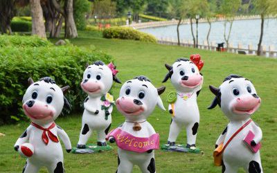 游樂場動物園玻璃鋼卡通創(chuàng)意站立的奶牛雕塑